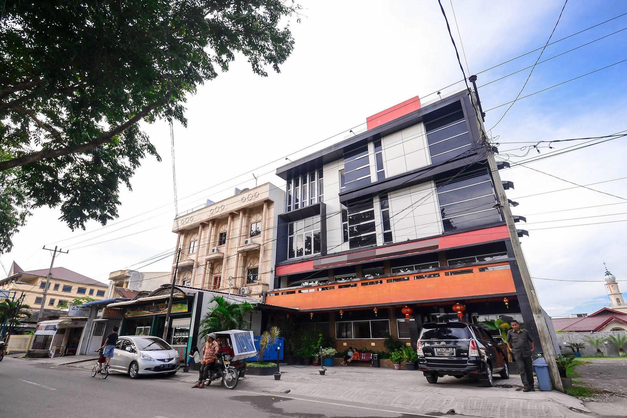 Amaliun Hotel Medan Esterno foto